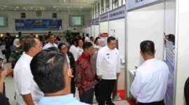 Wali Kota Pematangsiantar saat meninjau stand perusahaan.