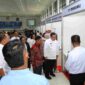 Wali Kota Pematangsiantar saat meninjau stand perusahaan.