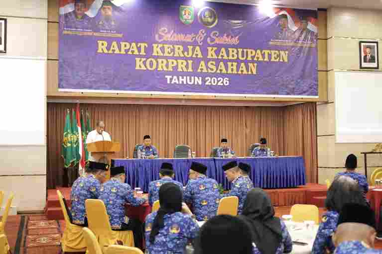 Bupati Asahan membuka Rakerkab KORPRI 2026 di Medan.
