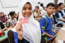 Salah seorang siswa menunjukkan kartu KIP pada Peringatan Hari Anak Nasional (HAN) Tahun 2026 yang digelar di Gedung Serbaguna Pemko Pematangsiantar, pada Jumat (24/7/2026).