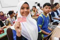 Salah seorang siswa menunjukkan kartu KIP pada Peringatan Hari Anak Nasional (HAN) Tahun 2026 yang digelar di Gedung Serbaguna Pemko Pematangsiantar, pada Jumat (24/7/2026).