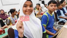 Salah seorang siswa menunjukkan kartu KIP pada Peringatan Hari Anak Nasional (HAN) Tahun 2026 yang digelar di Gedung Serbaguna Pemko Pematangsiantar, pada Jumat (24/7/2026).
