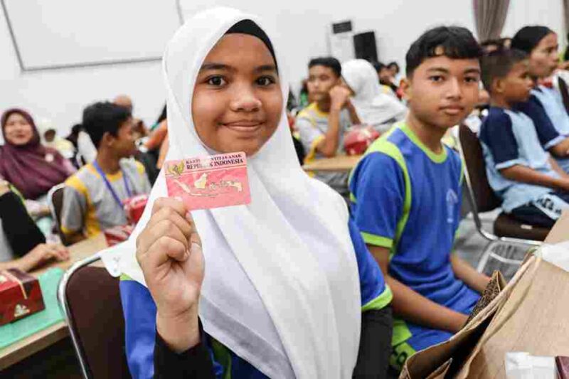 Salah seorang siswa menunjukkan kartu KIP pada Peringatan Hari Anak Nasional (HAN) Tahun 2026 yang digelar di Gedung Serbaguna Pemko Pematangsiantar, pada Jumat (24/7/2026).