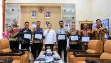 Wali Kota Wesly Silalahi menyerahkan penghargaan kepada lima OPD dengan nilai AKIP tertinggi Tahun 2026.