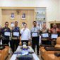 Wali Kota Wesly Silalahi menyerahkan penghargaan kepada lima OPD dengan nilai AKIP tertinggi Tahun 2026.
