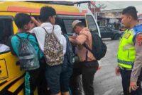 Satlantas Polres Pematangsiantar edukasi sopir angkutan agar tidak membawa penumpang secara berbahaya.