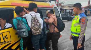 Satlantas Polres Pematangsiantar edukasi sopir angkutan agar tidak membawa penumpang secara berbahaya.