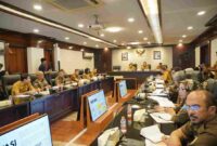 Rapat Monitoring dan Evaluasi Triwulan II PUD Pasar Kota Medan di Balai Kota Medan, pada Senin (27/7/2026).