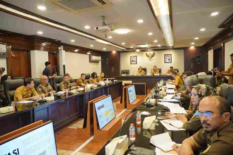 Rapat Monitoring dan Evaluasi Triwulan II PUD Pasar Kota Medan di Balai Kota Medan, pada Senin (27/7/2026).