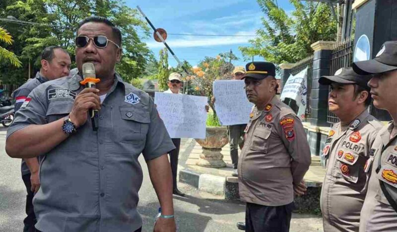 Ketua PJS Sibolga-Tapteng menegaskan kebebasan pers adalah hak konstitusional saat aksi damai terkait dugaan penghalangan tugas wartawan di Sibolga.