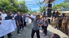 Ketua DPC Pro jurnalismedia Siber Sibolga- Tapteng, Sudirman saat melakukan orasi. 