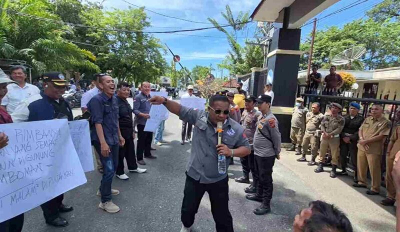 Ketua DPC Pro jurnalismedia Siber Sibolga- Tapteng, Sudirman saat melakukan orasi. 