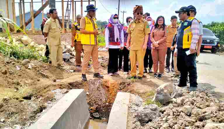 Pemkab Simalungun mengalokasikan anggaran pembangunan infrastruktur Dolok Silou untuk jalan, irigasi, pertanian, dan fasilitas publik.