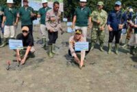 Pemkab Aceh Singkil dan PT PLB menanam 3.000 bibit mangrove untuk memperkuat ekosistem pesisir dan mencegah abrasi dalam Hari Mangrove Sedunia.