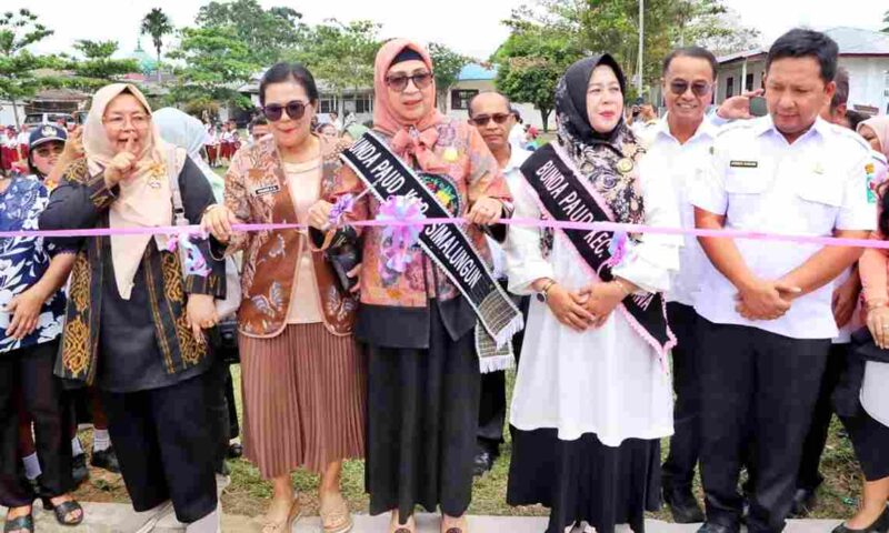 Bunda PAUD Simalungun meresmikan dua TK Negeri Pembina di Dolok Panribuan dan Tanah Jawa.