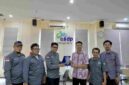 Ketua Umum, mahmud marhaba saat menyerahkan penghargaan PJS Award. 
