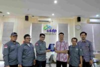 Ketua Umum, mahmud marhaba saat menyerahkan penghargaan PJS Award. 