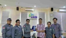 Ketua Umum, mahmud marhaba saat menyerahkan penghargaan PJS Award.