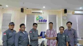 Ketua Umum, mahmud marhaba saat menyerahkan penghargaan PJS Award. 