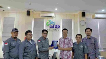 Ketua Umum, mahmud marhaba saat menyerahkan penghargaan PJS Award.