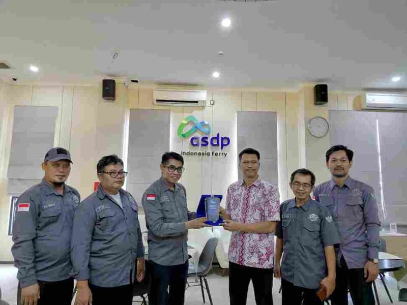 Ketua Umum, mahmud marhaba saat menyerahkan penghargaan PJS Award. 