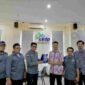 Ketua Umum, mahmud marhaba saat menyerahkan penghargaan PJS Award. 