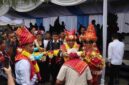Festival Bunga dan Buah Karo 2026 resmi dibuka di Berastagi. Ribuan pengunjung memadati lokasi, sementara aparat gabungan mengamankan seluruh rangkaian acara.