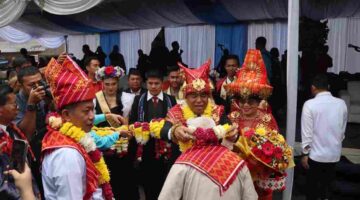 Festival Bunga dan Buah Karo 2026 resmi dibuka di Berastagi. Ribuan pengunjung memadati lokasi, sementara aparat gabungan mengamankan seluruh rangkaian acara.