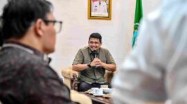 Gubernur Sumatera Utara (Sumut) Muhammad Bobby Afif Nasution di dampingi sejumlah OPD menerima audiensi Banua Niha Keriso Protestan (BNKP) di kediaman sementaranya di Gunungsitoli, Rabu (5/8/2026).