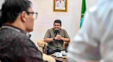 Gubernur Sumatera Utara (Sumut) Muhammad Bobby Afif Nasution di dampingi sejumlah OPD menerima audiensi Banua Niha Keriso Protestan (BNKP) di kediaman sementaranya di Gunungsitoli, Rabu (5/8/2026).