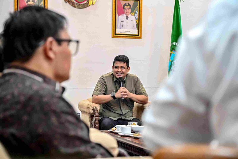 Gubernur Sumatera Utara (Sumut) Muhammad Bobby Afif Nasution di dampingi sejumlah OPD menerima audiensi Banua Niha Keriso Protestan (BNKP) di kediaman sementaranya di Gunungsitoli, Rabu (5/8/2026).