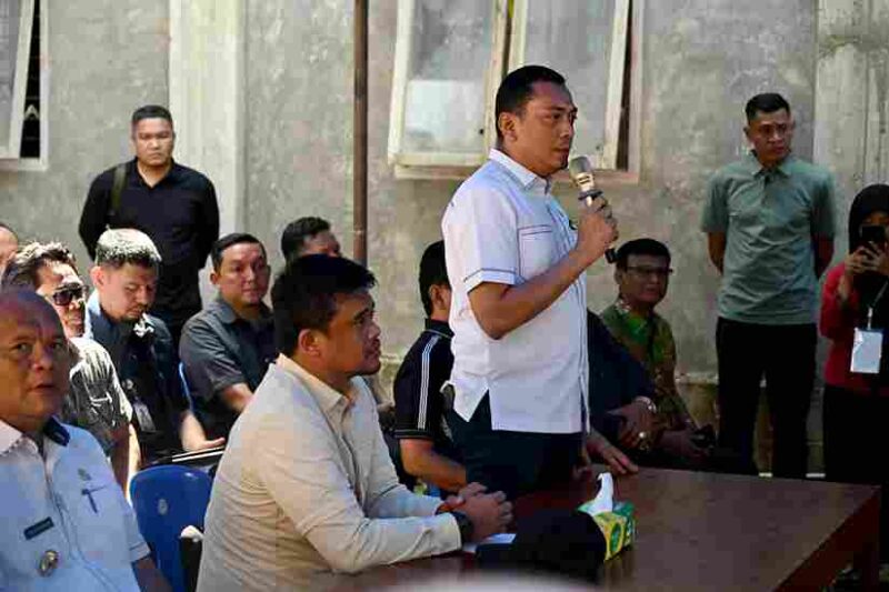Gubernur Sumatera Utara (Sumut) Muhammad Bobby Afif Nasution di dampingi sejumlah OPD dan Bupati Nias Utara Amizaro Waruwu,  dan aggota DPRD Sumut berdialog dengar pendapat dengan masyarakat Kabupaten Nias Uara, Kamis (6/8/2026)