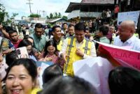 
Gubernur Sumatera Utara (Sumut) Muhammad Bobby Afif Nasution di dampingi sejumlah OPD dan Bupati Nias Utara Amizaro Waruwu, meninjau ruas jalan Nias Utara, Kamis (6/8/2026).