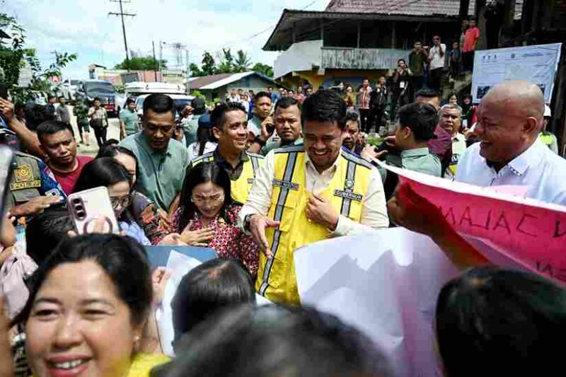 
Gubernur Sumatera Utara (Sumut) Muhammad Bobby Afif Nasution di dampingi sejumlah OPD dan Bupati Nias Utara Amizaro Waruwu, meninjau ruas jalan Nias Utara, Kamis (6/8/2026).
