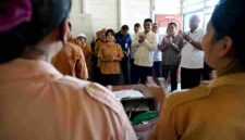 Gubernur Sumatera Utara (Sumut) Muhammad Bobby Afif Nasution di dampingi sejumlah OPD dan Bupati Nias Utara Amizaro Waruwu, meninjau SMKN 1 Lotu, Nias Utara, Kamis (6/8/2026)