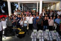 Gubernur Sumatera Utara (Sumut) Bobby Nasution di dampingi sejumlah OPD, Bupati Nias Utara Amizaro Waruwu,  dan aggota DPRD Sumut berdialog serta menyerahkan Kultivator dan Bibit cabai, dengan masyarakat Lauru Fadoro, Kabupaten Nias Utara, Jumat (7/8/2026)
