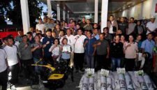 Gubernur Sumatera Utara (Sumut) Bobby Nasution di dampingi sejumlah OPD, Bupati Nias Utara Amizaro Waruwu,  dan aggota DPRD Sumut berdialog serta menyerahkan Kultivator dan Bibit cabai, dengan masyarakat Lauru Fadoro, Kabupaten Nias Utara, Jumat (7/8/2026)