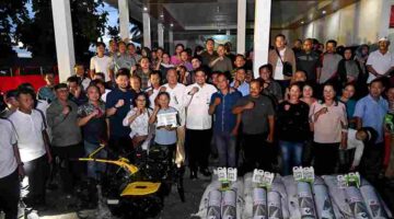 Gubernur Sumatera Utara (Sumut) Bobby Nasution di dampingi sejumlah OPD, Bupati Nias Utara Amizaro Waruwu,  dan aggota DPRD Sumut berdialog serta menyerahkan Kultivator dan Bibit cabai, dengan masyarakat Lauru Fadoro, Kabupaten Nias Utara, Jumat (7/8/2026)