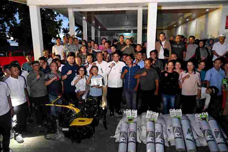 Gubernur Sumatera Utara (Sumut) Bobby Nasution di dampingi sejumlah OPD, Bupati Nias Utara Amizaro Waruwu,  dan aggota DPRD Sumut berdialog serta menyerahkan Kultivator dan Bibit cabai, dengan masyarakat Lauru Fadoro, Kabupaten Nias Utara, Jumat (7/8/2026)