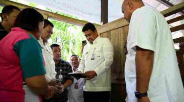 Gubernur Sumatera Utara (Sumut) Muhammad Bobby Afif Nasution di dampingi sejumlah OPD, Bupati Nias Utara Amizaro Waruwu,  dan aggota DPRD Sumut meninjau SD Negri Lasara (BKP) Banua Sibohou, Kecamatan Alasa, Kabuapten Nias Utara, Jumat (7/8/2026). 