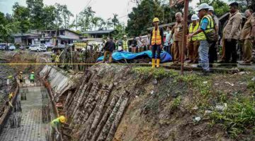 Wakil Gubernur (Wagub) Sumatera Utara (Sumut) Surya didampingi sejumlah OPD meninjau progres pembangunan turap di jalan Gunungsitoli, Desa Sirombu, Nias, Senin (10/8/2026)
