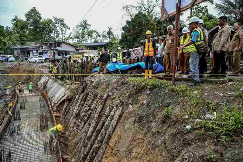 Wakil Gubernur (Wagub) Sumatera Utara (Sumut) Surya didampingi sejumlah OPD meninjau progres pembangunan turap di jalan Gunungsitoli, Desa Sirombu, Nias, Senin (10/8/2026)