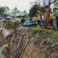 Wakil Gubernur (Wagub) Sumatera Utara (Sumut) Surya didampingi sejumlah OPD meninjau progres pembangunan turap di jalan Gunungsitoli, Desa Sirombu, Nias, Senin (10/8/2026)
