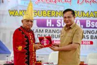Wakil Gubernur Sumatera Utara (Sumut) Surya, bersama Bupati Nias Barat Eliyunus Waruwu didampingi sejumlah OPD melakukan rapat penguatan Program Gubernur dan Wakil Gubernur terkait UHC (Universal Health Coverage) Bersama kepala perangkat daerah Nias Barat, di Pendopo Bupati Nias Barat, Kecamatan Lahomi, Nias Barat, Selasa (11/8/2026) 