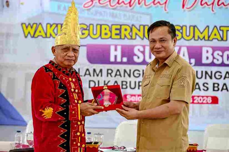 Wakil Gubernur Sumatera Utara (Sumut) Surya, bersama Bupati Nias Barat Eliyunus Waruwu didampingi sejumlah OPD melakukan rapat penguatan Program Gubernur dan Wakil Gubernur terkait UHC (Universal Health Coverage) Bersama kepala perangkat daerah Nias Barat, di Pendopo Bupati Nias Barat, Kecamatan Lahomi, Nias Barat, Selasa (11/8/2026) 