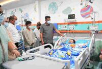 Muhammad Bobby Afif Nasution menjenguk salah seorang murid SMK Negeri 1 Berastagi yang menjadi korban keracunan Makan Bergizi Gratis (MBG) di Kabupaten Karo, di RSU Haji Medan, Jumat (14/8/2026). 