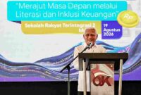 Wakil Gubernur Sumatera Utara (Sumut) Surya, bersama Kepala Otoritas Jasa Keuangan (OJK) Provinsi Sumut Triyoga Laksito, memberikan buku tabunagn secara simbolis kepada para siswa pada acara Puncak Hari Indonesia Menabung (HIM) tahun 2026 dalam bentuk kegiatan Edukasi Keuangan kepada pelajar tingkat SD, SMP dan SMA di Sekolah Rakyat Terintegrasi (SRT) 2 Kota Medan, Jalan Flamboyan II Kelurahan Tanjung Selamat, Kecamatan Medan Tuntungan, Rabu (19/8/2026) 