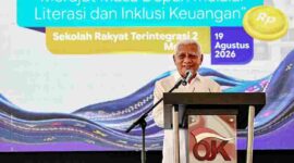 Wakil Gubernur Sumatera Utara (Sumut) Surya, bersama Kepala Otoritas Jasa Keuangan (OJK) Provinsi Sumut Triyoga Laksito, memberikan buku tabunagn secara simbolis kepada para siswa pada acara Puncak Hari Indonesia Menabung (HIM) tahun 2026 dalam bentuk kegiatan Edukasi Keuangan kepada pelajar tingkat SD, SMP dan SMA di Sekolah Rakyat Terintegrasi (SRT) 2 Kota Medan, Jalan Flamboyan II Kelurahan Tanjung Selamat, Kecamatan Medan Tuntungan, Rabu (19/8/2026) 