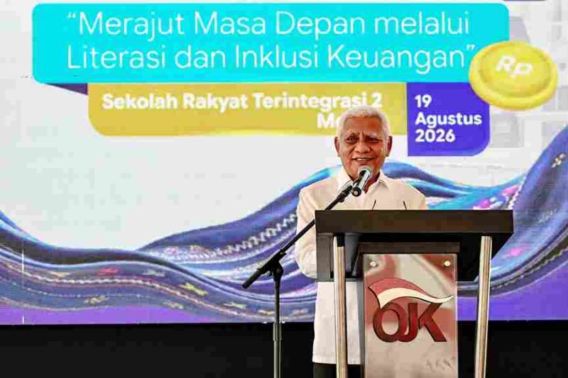 Wakil Gubernur Sumatera Utara (Sumut) Surya, bersama Kepala Otoritas Jasa Keuangan (OJK) Provinsi Sumut Triyoga Laksito, memberikan buku tabunagn secara simbolis kepada para siswa pada acara Puncak Hari Indonesia Menabung (HIM) tahun 2026 dalam bentuk kegiatan Edukasi Keuangan kepada pelajar tingkat SD, SMP dan SMA di Sekolah Rakyat Terintegrasi (SRT) 2 Kota Medan, Jalan Flamboyan II Kelurahan Tanjung Selamat, Kecamatan Medan Tuntungan, Rabu (19/8/2026) 