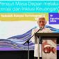 Wakil Gubernur Sumatera Utara (Sumut) Surya, bersama Kepala Otoritas Jasa Keuangan (OJK) Provinsi Sumut Triyoga Laksito, memberikan buku tabunagn secara simbolis kepada para siswa pada acara Puncak Hari Indonesia Menabung (HIM) tahun 2026 dalam bentuk kegiatan Edukasi Keuangan kepada pelajar tingkat SD, SMP dan SMA di Sekolah Rakyat Terintegrasi (SRT) 2 Kota Medan, Jalan Flamboyan II Kelurahan Tanjung Selamat, Kecamatan Medan Tuntungan, Rabu (19/8/2026) 